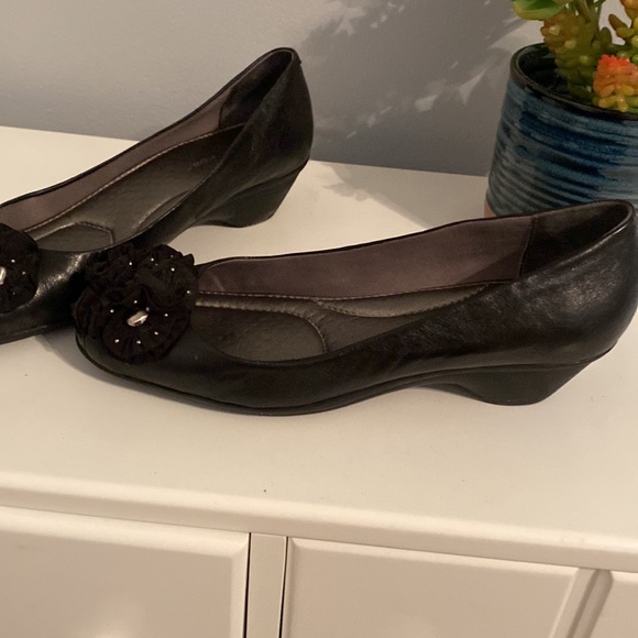 Bandolinos wedge shoe. Gently used. Cute leather flowers on toe dress them up - Picture 2 of 8